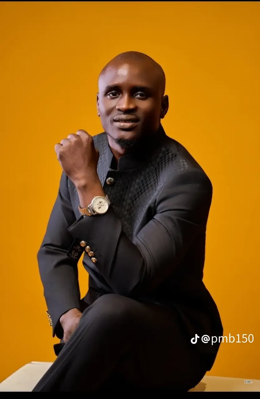 Papa Moussa Ba en tenue traditionnelle, portrait studio